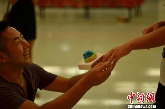谭宗云为女友戴上戒指